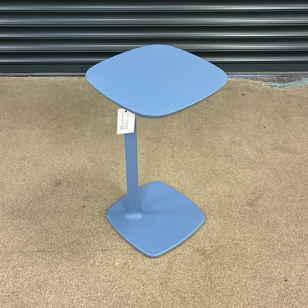 8448 Mi Allermuir Host table blue skies